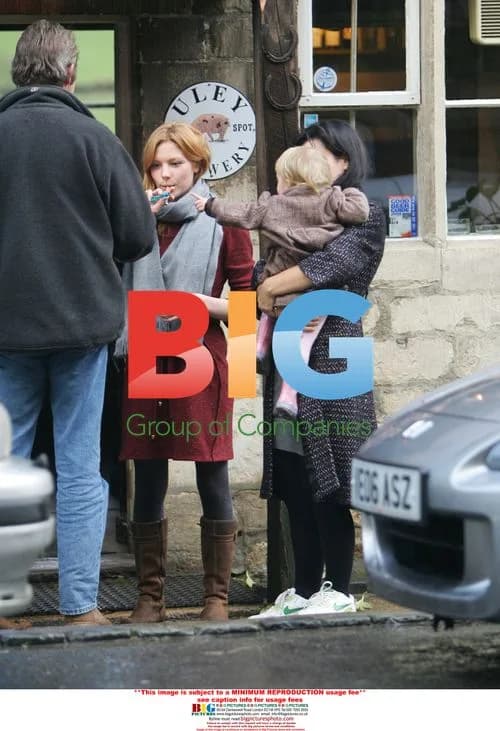 Lily Allen goes to pub with friends