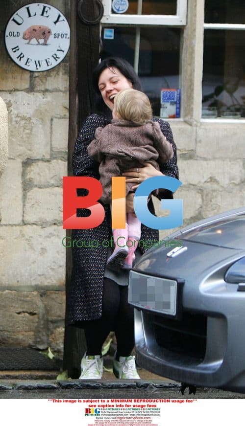 Lily Allen goes to the pub with family