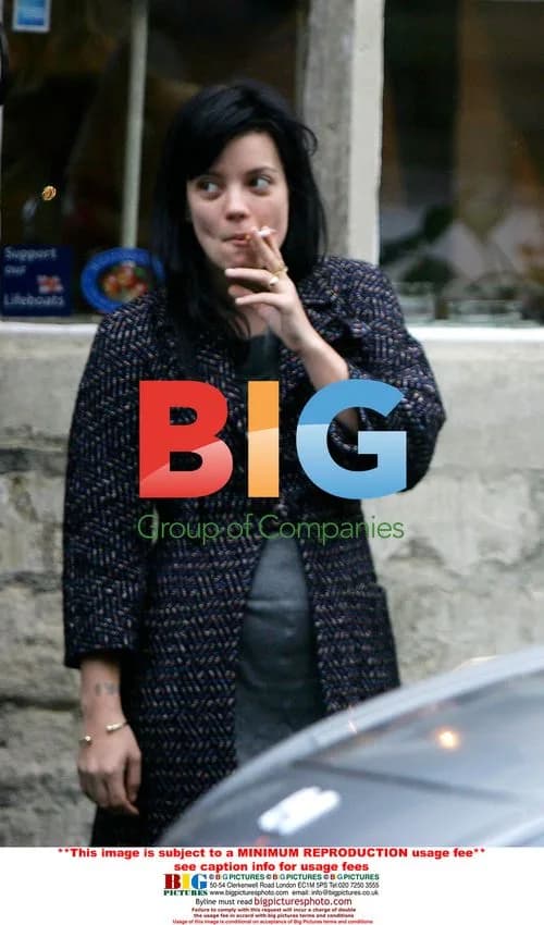 Lily Allen goes to pub with family