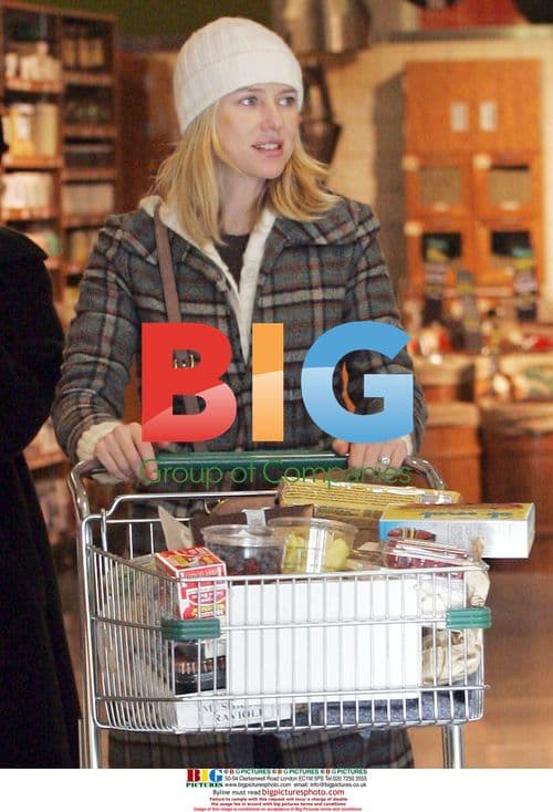 Naomi Watts grocery shopping in NYC