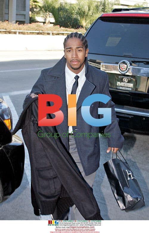 Omarion Departs LAX, Strikes a Pose
