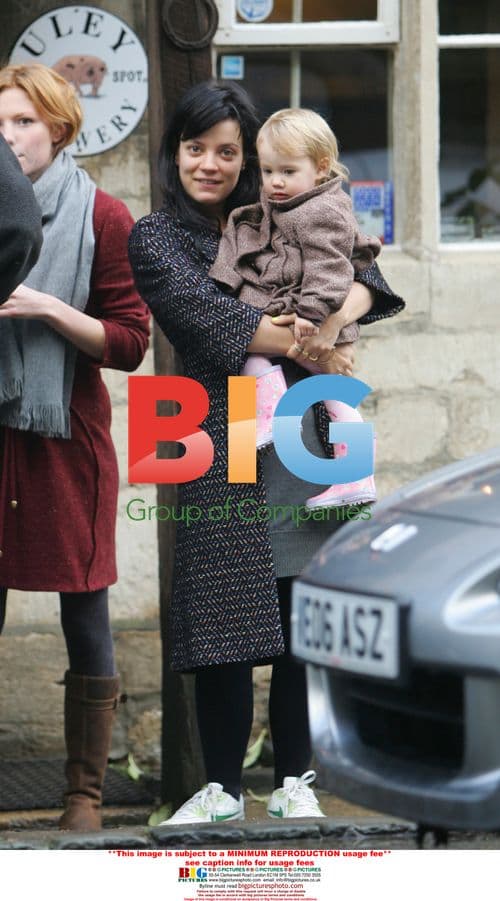 Lily Allen goes to the pub with family