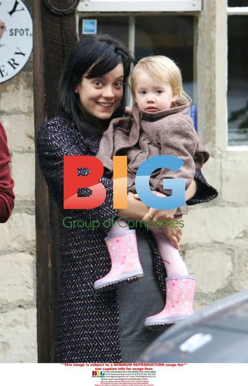 Lily Allen goes to the pub with friends