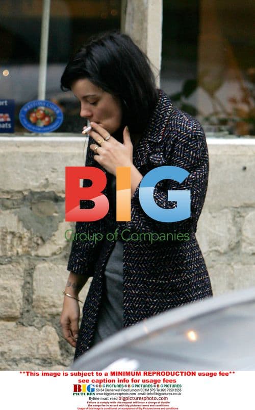 Lily Allen goes to the pub with family