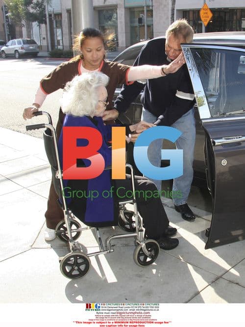 Zsa Zsa Gabor Leaves Salon