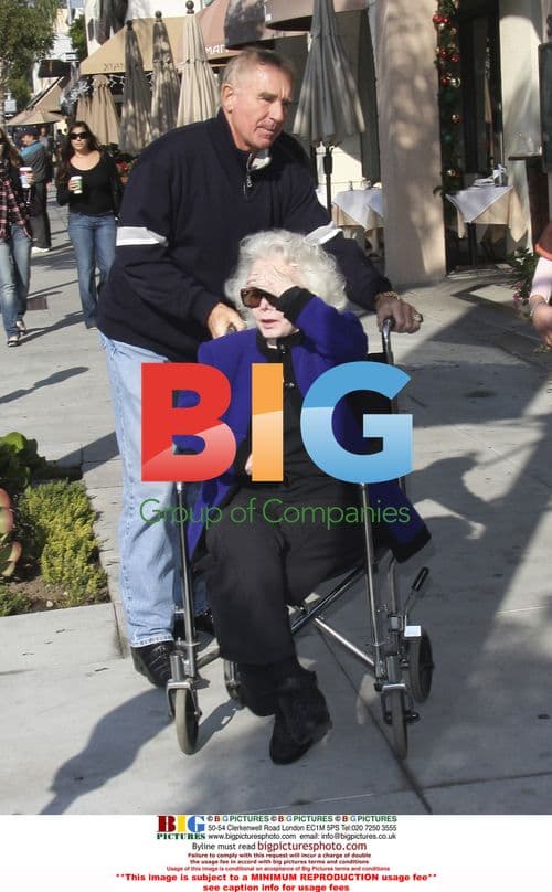 Zsa Zsa Gabor Leaves Salon