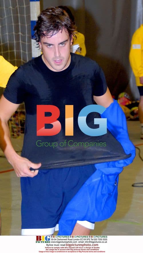 Fernando Alonso plays indoor football at Solidarity Gala