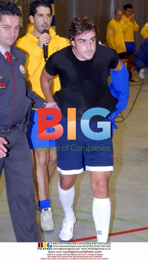 Fernando Alonso plays indoor football at Vallobin Gala