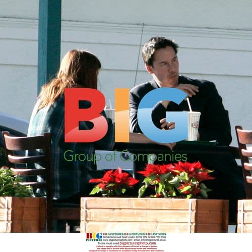 Keanu Reeves Out Holiday Shopping