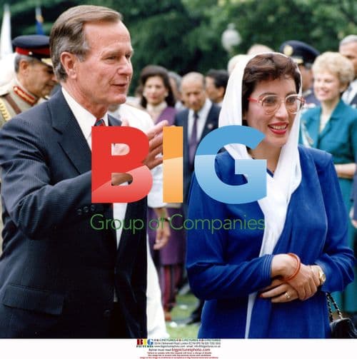 Bush escorts Pakistani PM Bhutto into White House