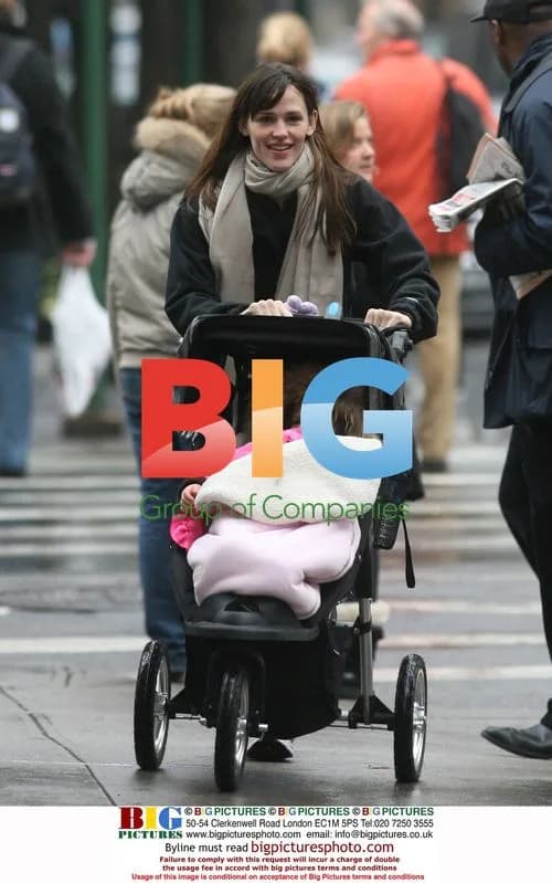 Jennifer Garner takes Violet to exercise class