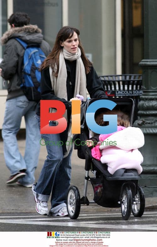 Jennifer Garner takes Violet to exercise class