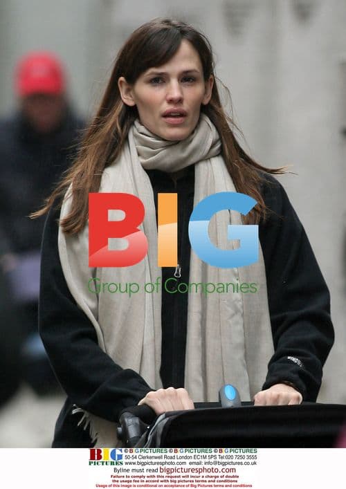 Jennifer Garner takes daughter Violet to exercise class