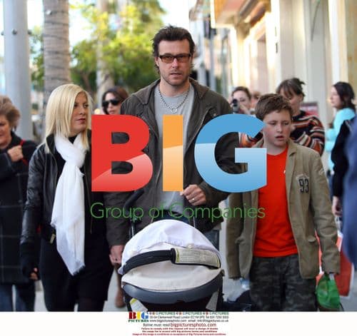 Tori Spelling and family go shopping