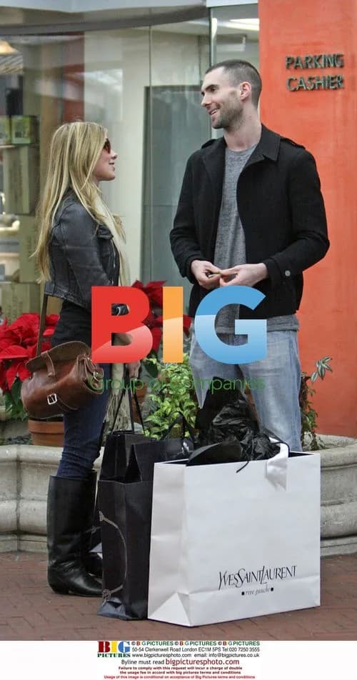 Adam Levine and Girlfriend Christmas Shopping