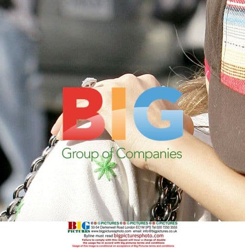 Pregnant Jessica Alba Hides Face