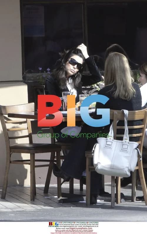 Eva Longoria has lunch with friends