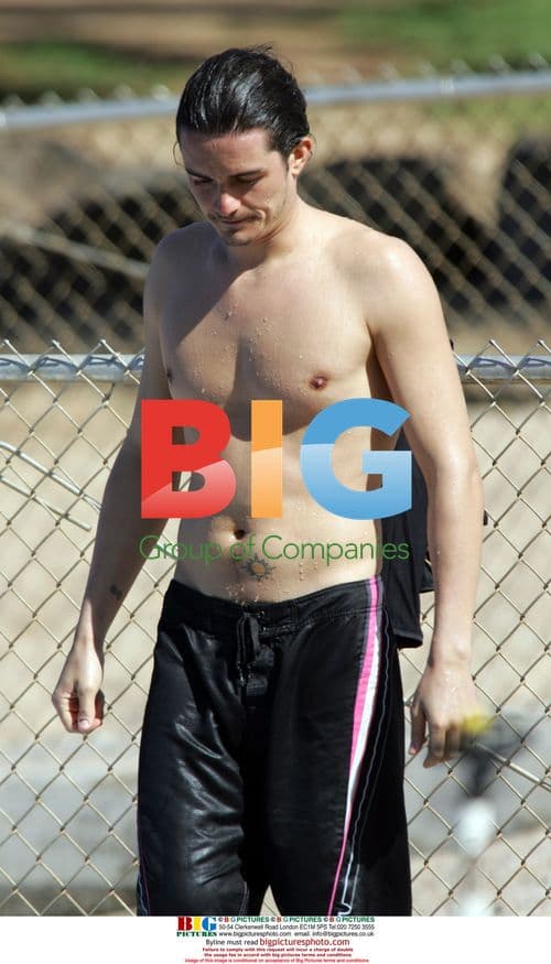 Orlando Bloom Surfs in Hawaii