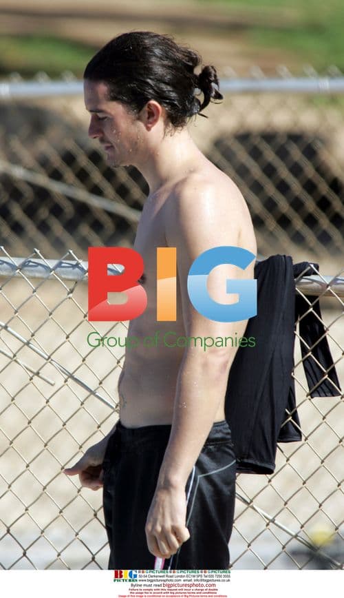 Orlando Bloom Surfs in Hawaii