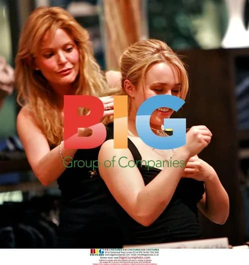 Hayden Panettiere shopping with mom