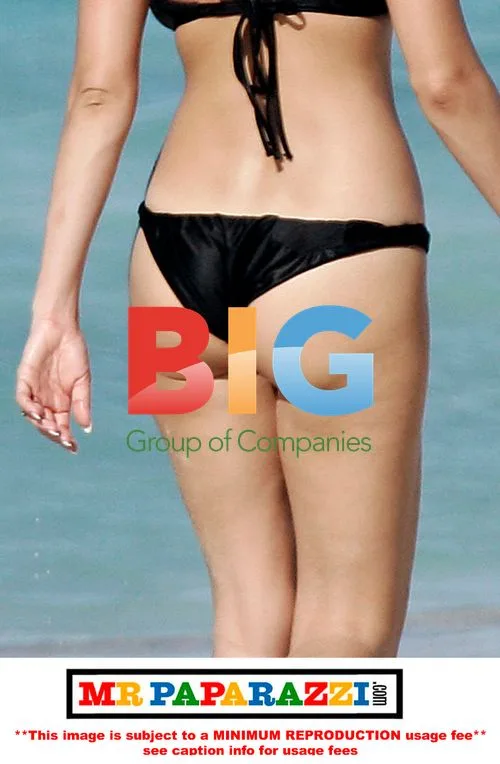Kelly Brook Spotted Chilling in Caribbean