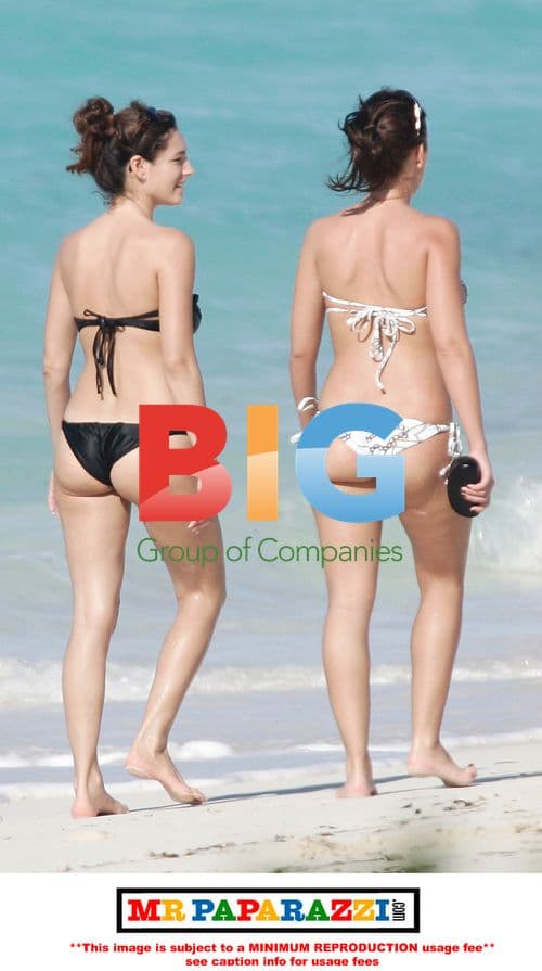 Kelly Brook Spotted Chilling in Caribbean