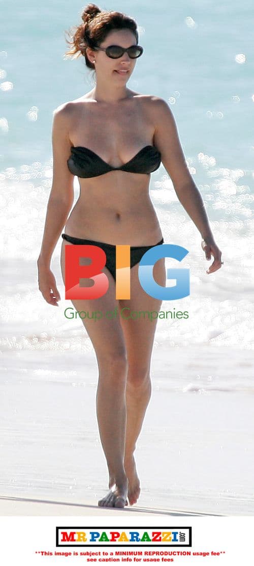 Kelly Brook Chilling in Caribbean