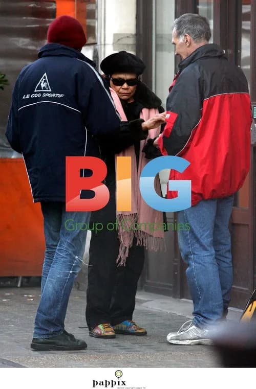 Eartha Kitt Signing Autographs in London