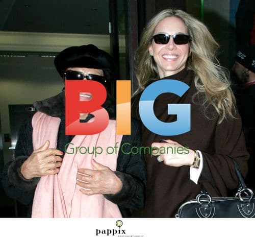 Eartha Kitt Signing Autographs in London