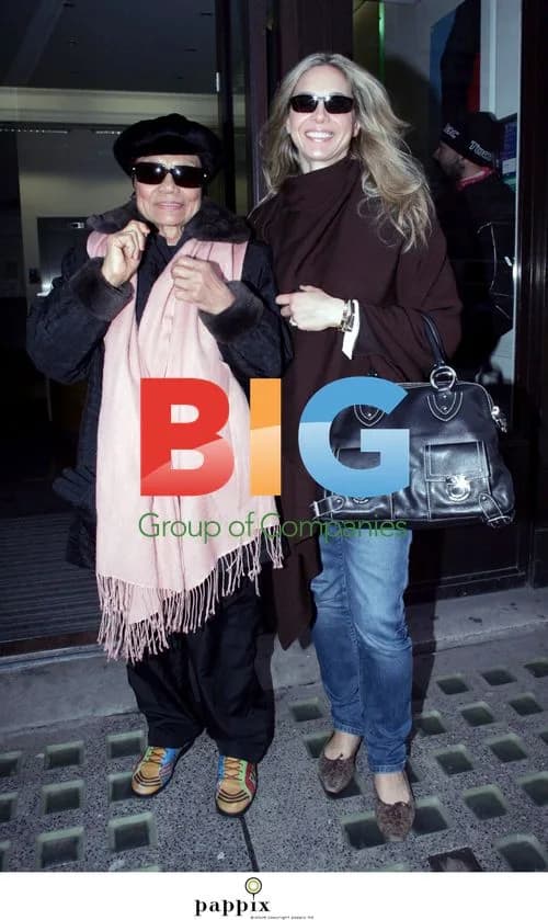 Eartha Kitt Signing Autographs in London