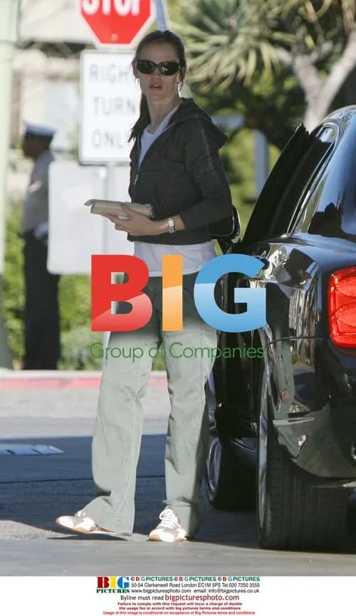 Jennifer Garner Filling Up Bentley