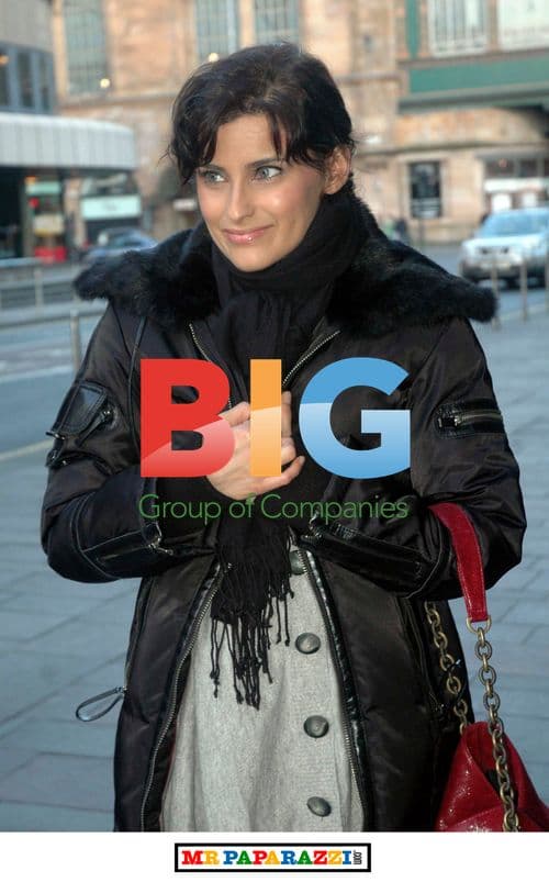 Nelly Furtado Casually Walking in Glasgow