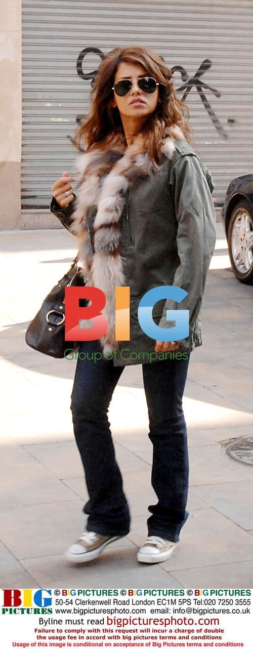 Monica Cruz and boyfriend strolling in Barcelona