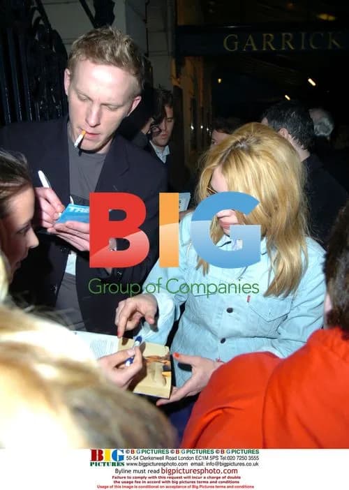 Billie Piper and Laurence Fox leave pub on rickshaw