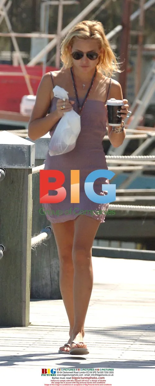 Kate Hudson's Morning Stroll in Queensland
