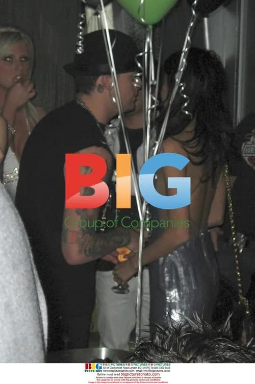 Nicole Richie and Joel Madden Kiss at Vegas Club