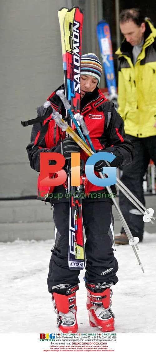 Jockey Frankie Dettori and wife skiing in Austria