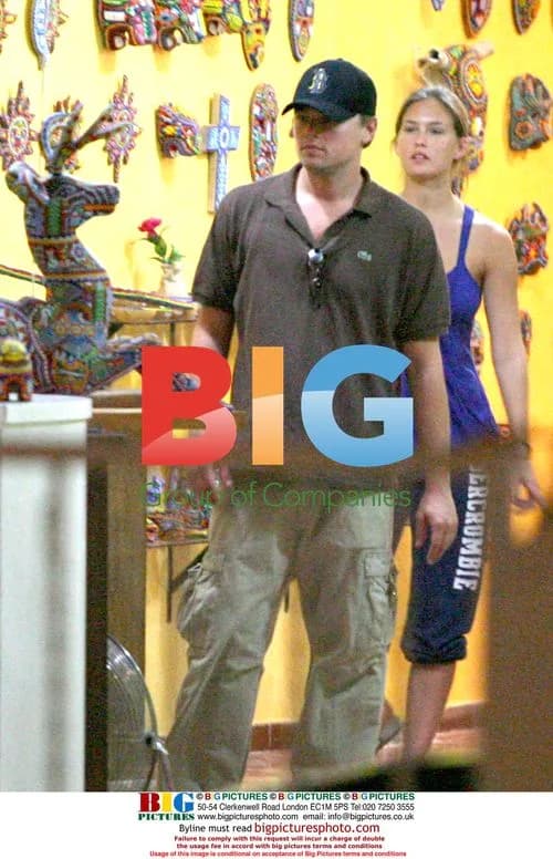 Leonardo DiCaprio and Bar Refaeli Shop in Mexico