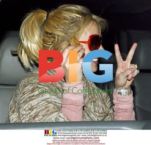 Britney Spears Dines with Friends at Hamburger Mary's