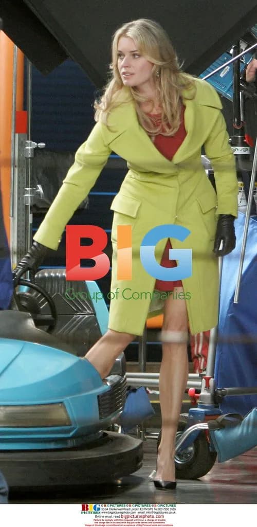 Rebbeca Romijin films "Ugly Betty" at Santa Monica Pier