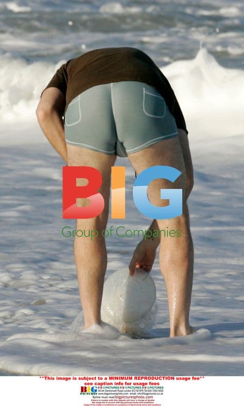 Jonathon Ross in Bond-style Shorts