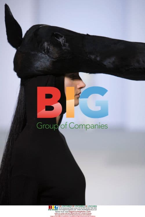 Model in Felipe Oliveira Baptista Haute Couture