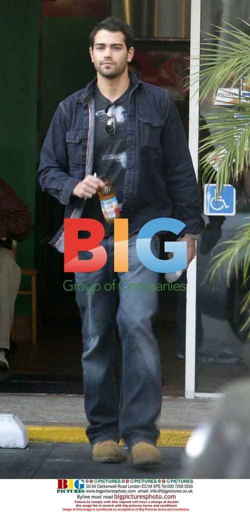 Jesse Metcalfe Spotted Grabbing Food in West Hollywood
