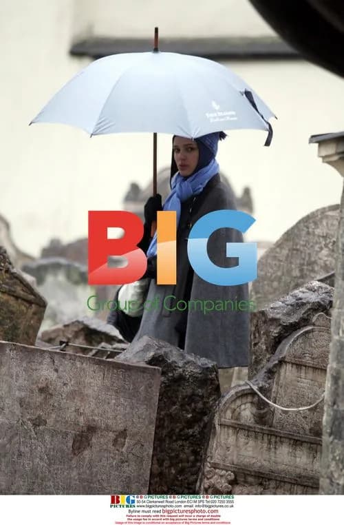 Natalie Portman Tours Prague Amid Rain