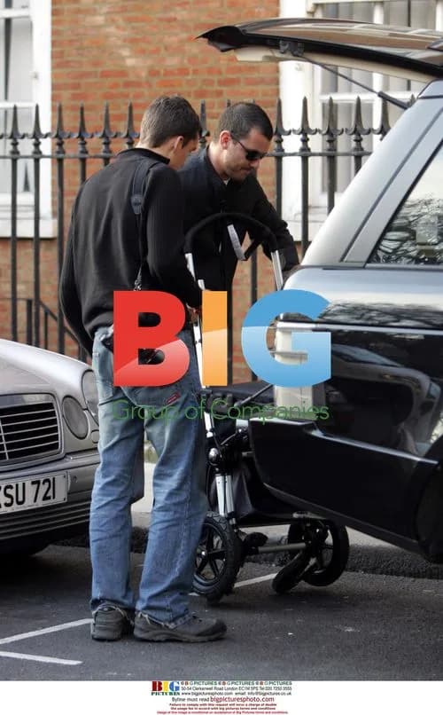 Gwen Stefani Helps Gavin With Pushchair