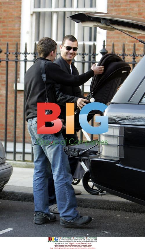 Gwen Stefani Helps Gavin With Pushchair