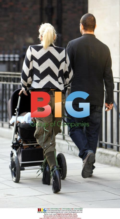 Gwen Stefani helps husband with pushchair