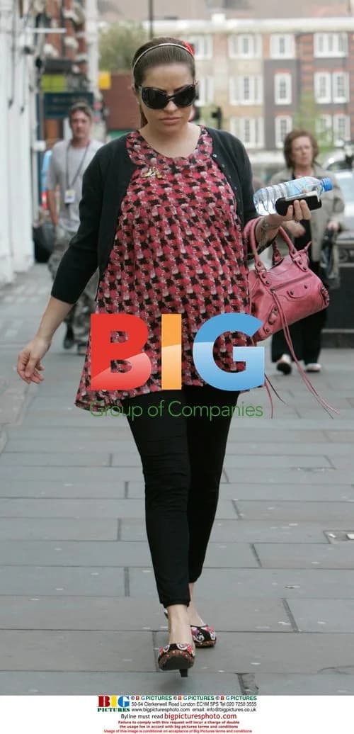 Elen Rives Shopping Pregnant