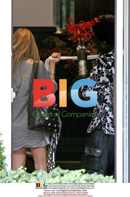 Fergie goes shopping in Paris