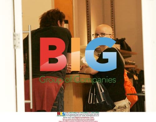 Gail Porter goes for androgynous look while shopping